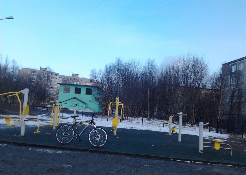 Площадка для воркаута в городе Мурманск №2139 Маленькая Современная фото